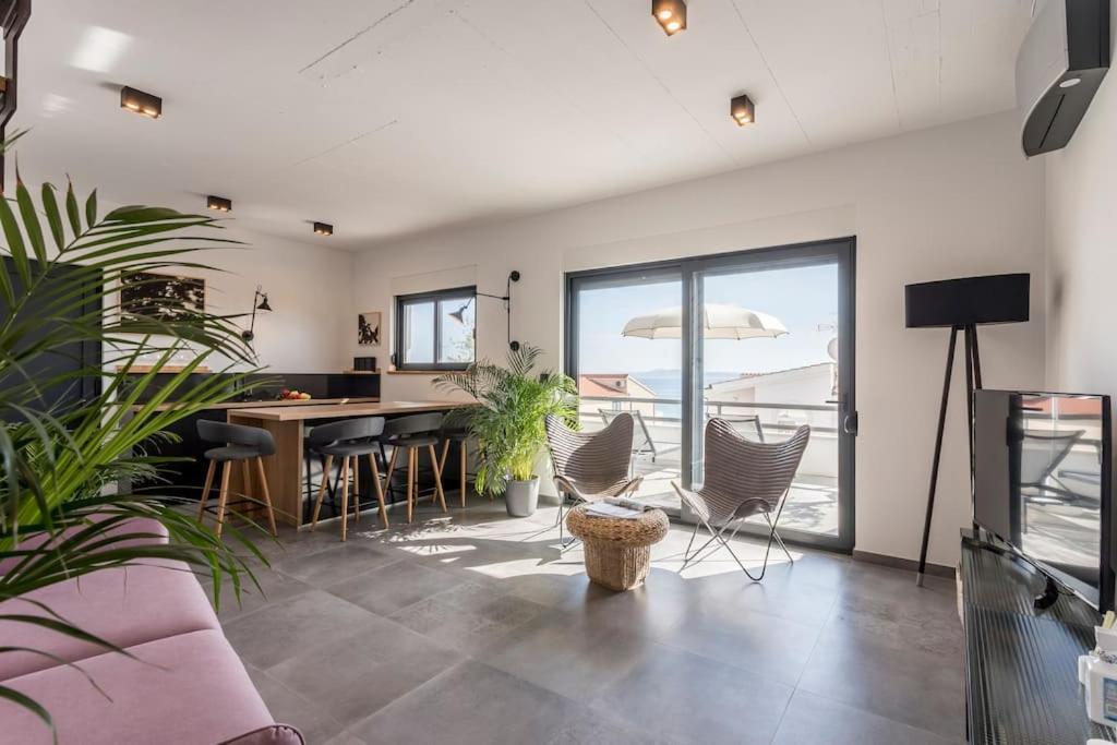 Holiday Home Lolina,Sea On A Palm! Heated Pool トロギール エクステリア 写真